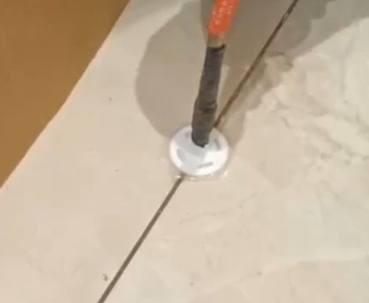 石屏瓷砖空鼓维修公司专业解答瓷砖在铺贴过程中，如果没有涂抹均匀到位的粘结材料（如水泥砂浆或瓷砖胶），可能会导致以下问题