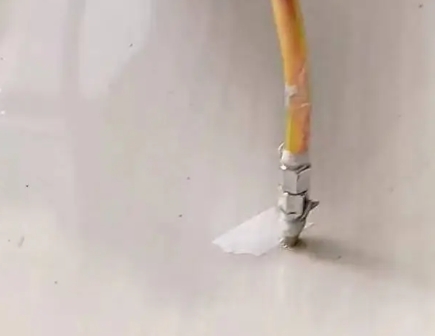 石屏瓷砖空鼓维修公司专业解答在瓷砖铺贴过程中，如果使用的砂料过粗（如全部使用了粗砂），可能会导致以下问题