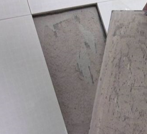 石屏瓷砖空鼓维修公司分享瓷砖铺贴时如果打浆（即涂抹在瓷砖背面和基层上的砂浆或瓷砖胶）过少，会带来以下问题
